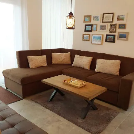 Leanton Apartment *